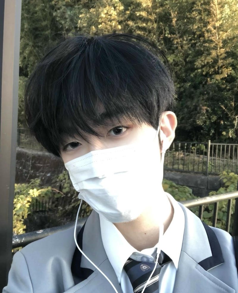 Khoảnh khắc cười nhẹ học sinh nam ảnh nền