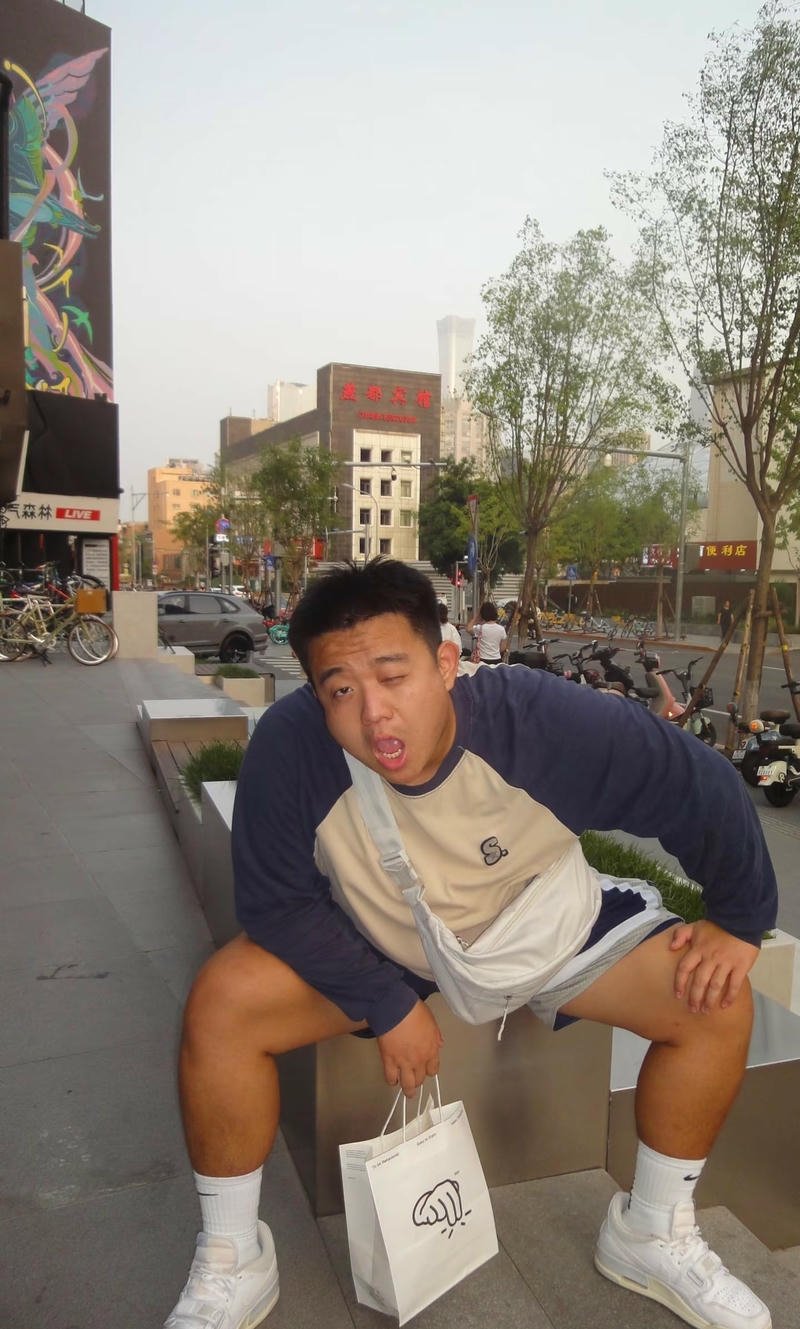 Khoảnh khắc cười nhẹ nam kém sắc ảnh nền