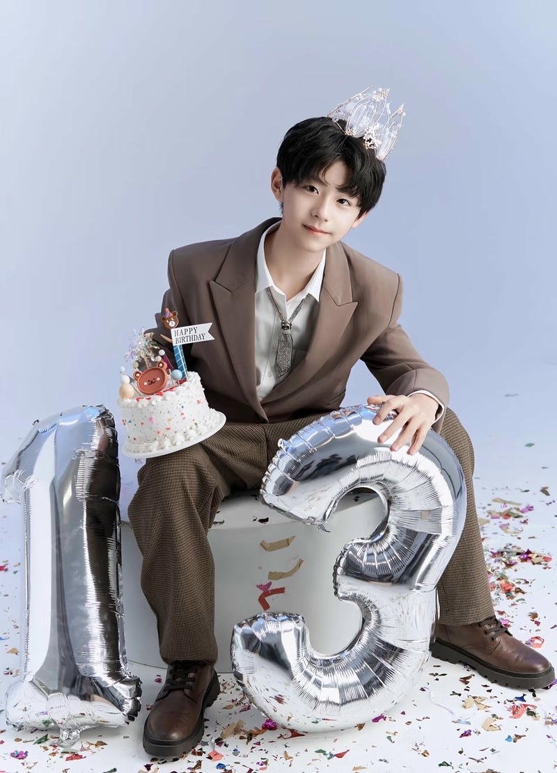 Khoảnh khắc cười tươi trai đẹp 13 tuổi nền điện thoại