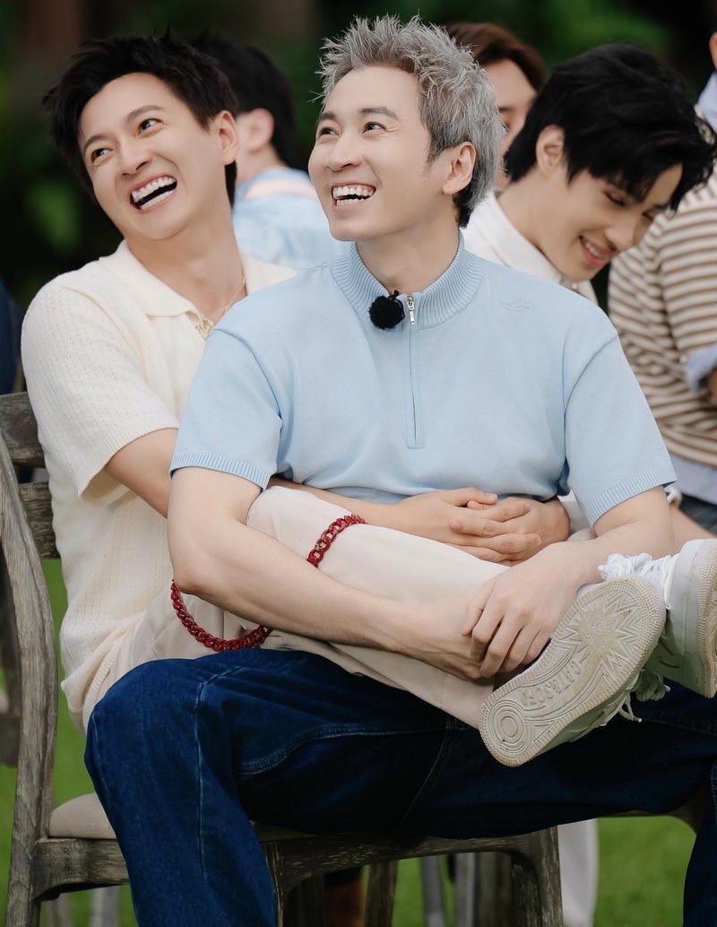 Khoảnh khắc đời thường của Karik trong hình nền ngoài đời