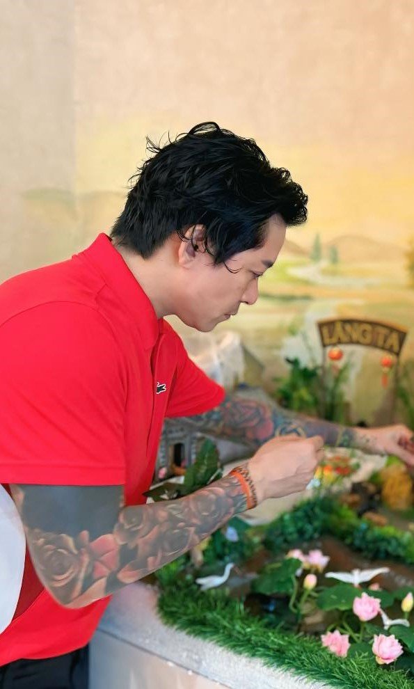 Khoảnh khắc đời thường nhẹ nhàng của Tuấn Hưng hợp nền