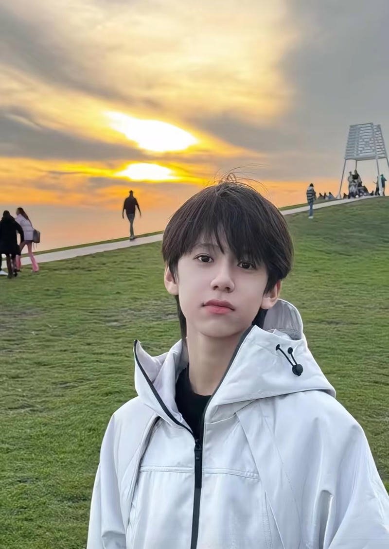 Khoảnh khắc đời thường trai đẹp 13 tuổi nền đẹp