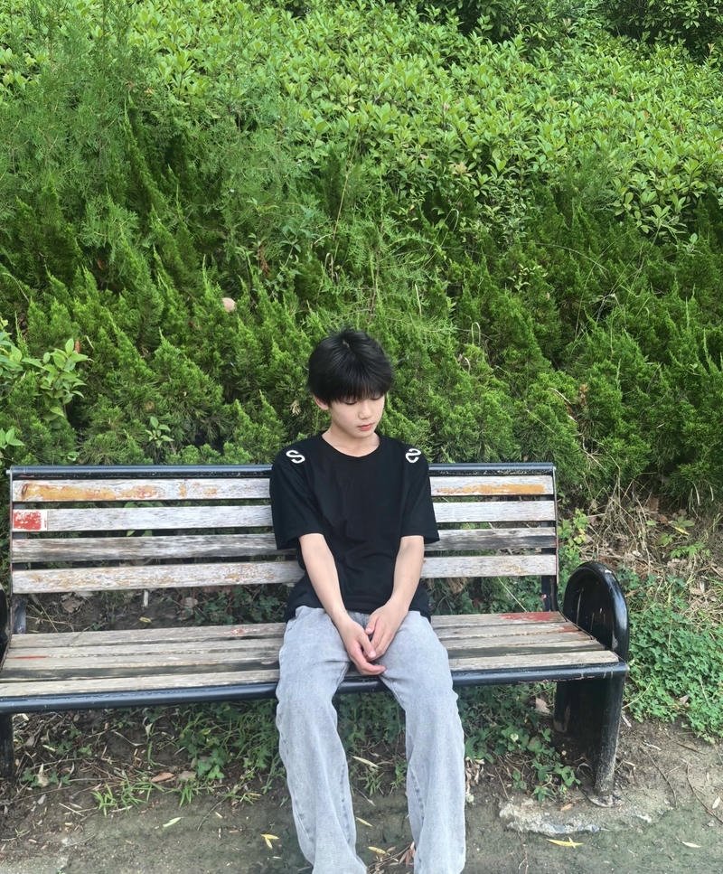 Khoảnh khắc giản dị trai đẹp 13 tuổi nền điện thoại