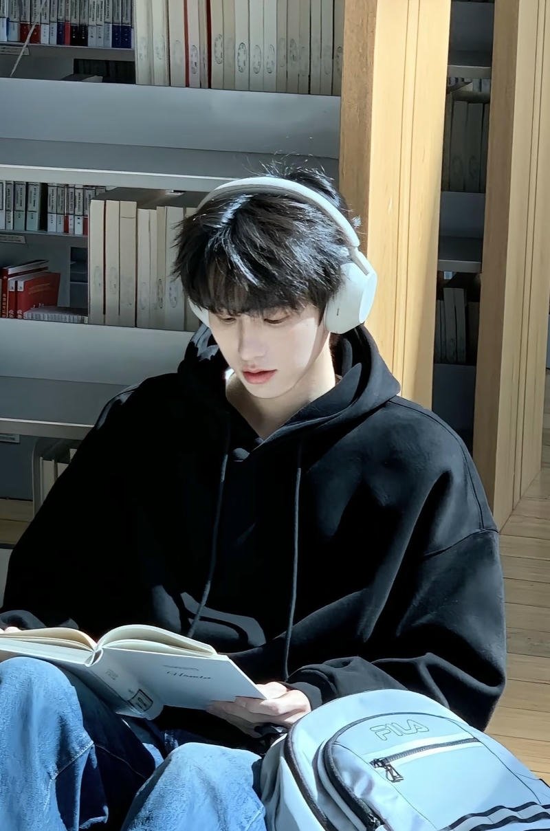 Khoảnh khắc học tập học sinh nam nền đẹp