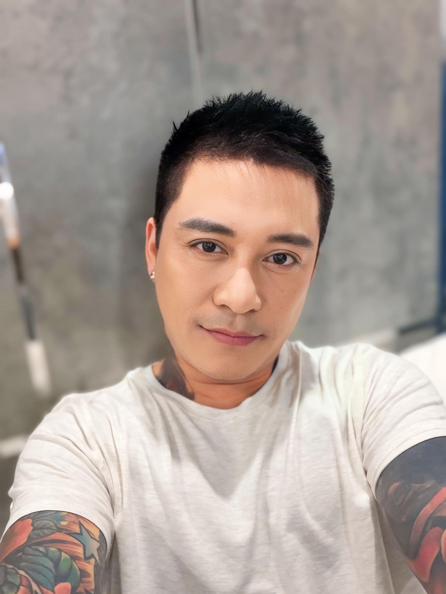 Khoảnh khắc nhìn xa của Tuấn Hưng tạo chiều sâu ảnh nền