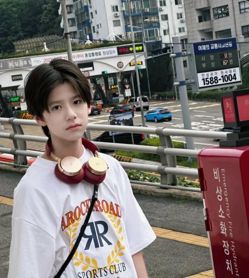 Khoảnh khắc thư giãn trai đẹp 13 tuổi nền điện thoại