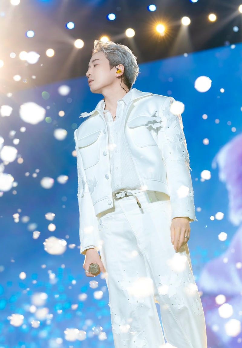 Khoảnh khắc trình diễn live của Karik tạo nền cực chất