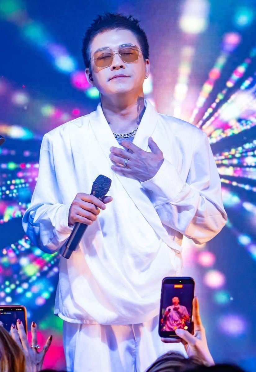 Khoảnh khắc trình diễn live của Tuấn Hưng tạo nền cực chất