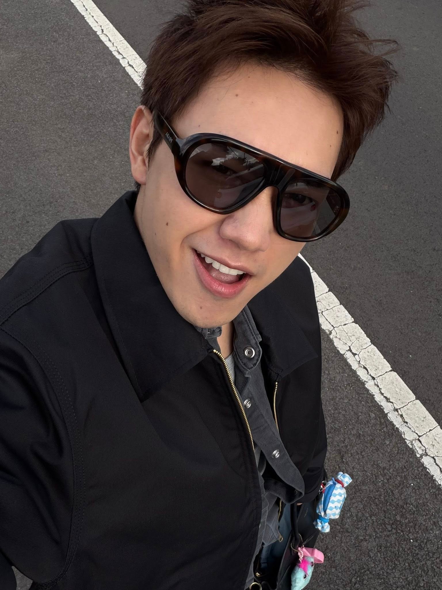 Khoảnh khắc tự nhiên của JSOL ngoài đời làm nền