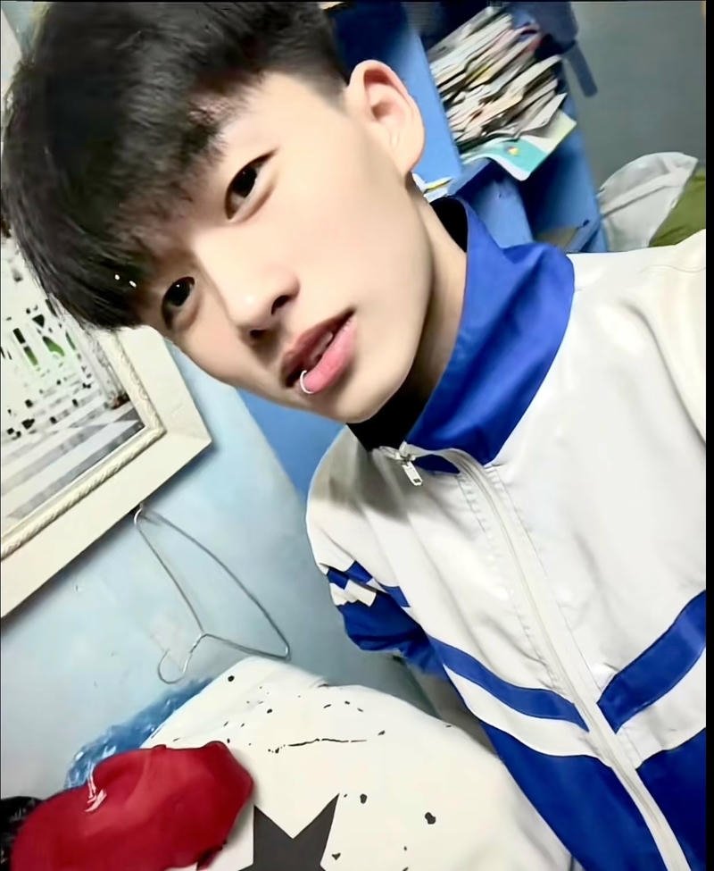 Khoảnh khắc tự nhiên trai k9 boy phố nền đẹp