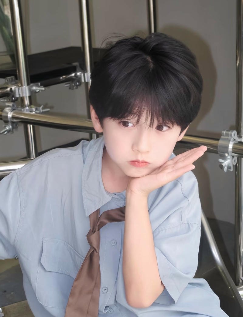 Khoảnh khắc vui đùa học sinh nam hợp nền