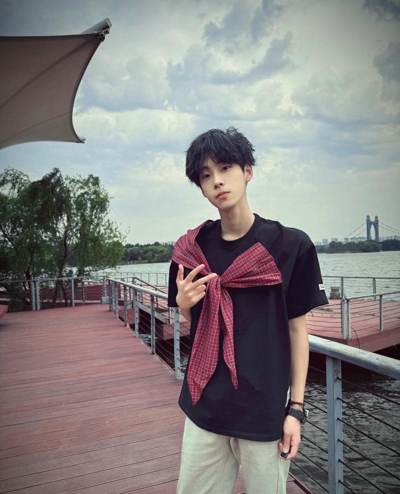 Khoảnh khắc vui vẻ trai đẹp 13 tuổi nền điện thoại