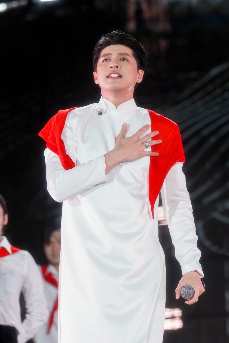 Không gian sân khấu làm bật thần thái Noo Phước Thịnh