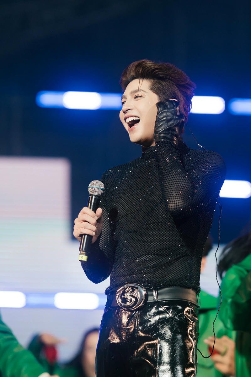 Không khí sân khấu sôi động trong ảnh Noo Phước Thịnh