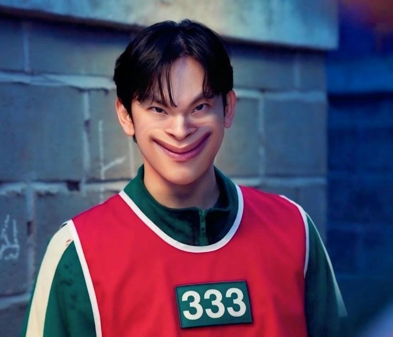 Meme Squid Game gương mặt căng não gây cười