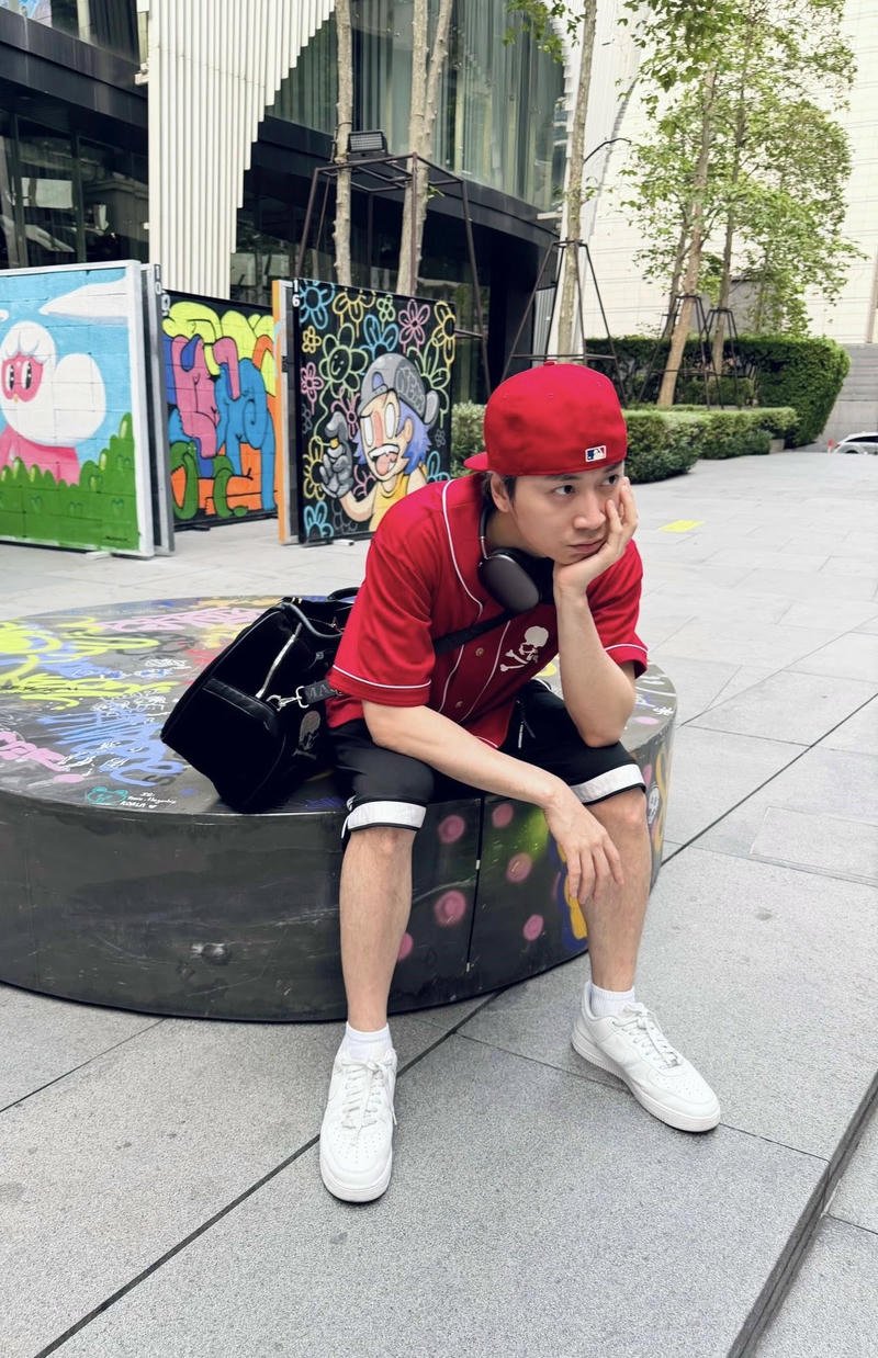 Nét cá tính riêng của Karik trong ảnh nền đời thường