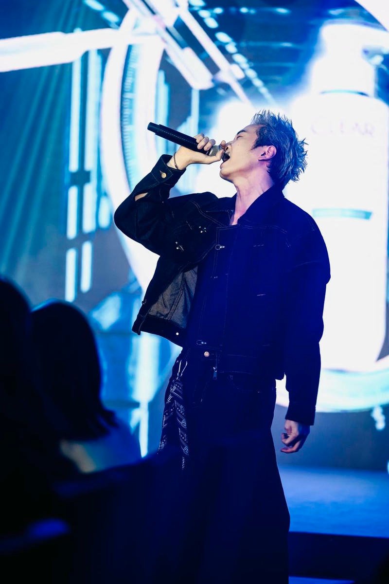 Nét cuốn hút của Karik trong hình nền Karik trên sân khấu