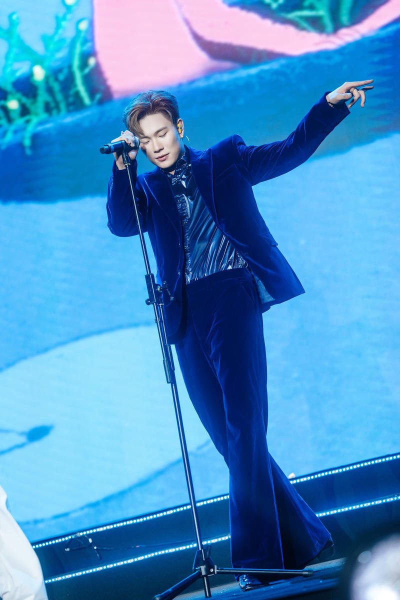 Nét cuốn hút trong hình nền Dương Domic trên sân khấu