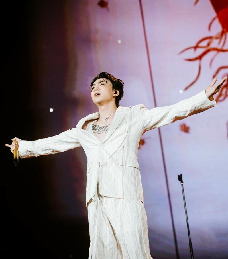 Nét cuốn hút trong hình nền Soobin Hoàng Sơn trên sân khấu