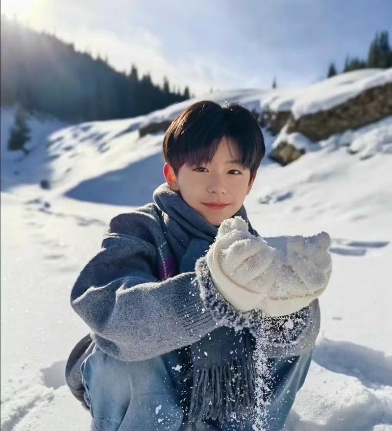 Nét đáng yêu trai đẹp 13 tuổi nền điện thoại