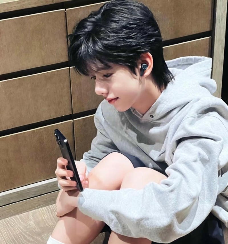 Nét dễ thương trai đẹp 13 tuổi nền đẹp