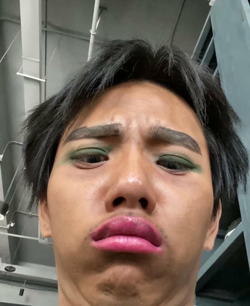 Nét đời thường nam kém sắc trong nền đẹp