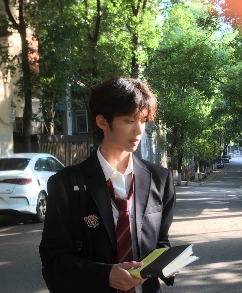 Nét giản dị học sinh nam trong nền đẹp