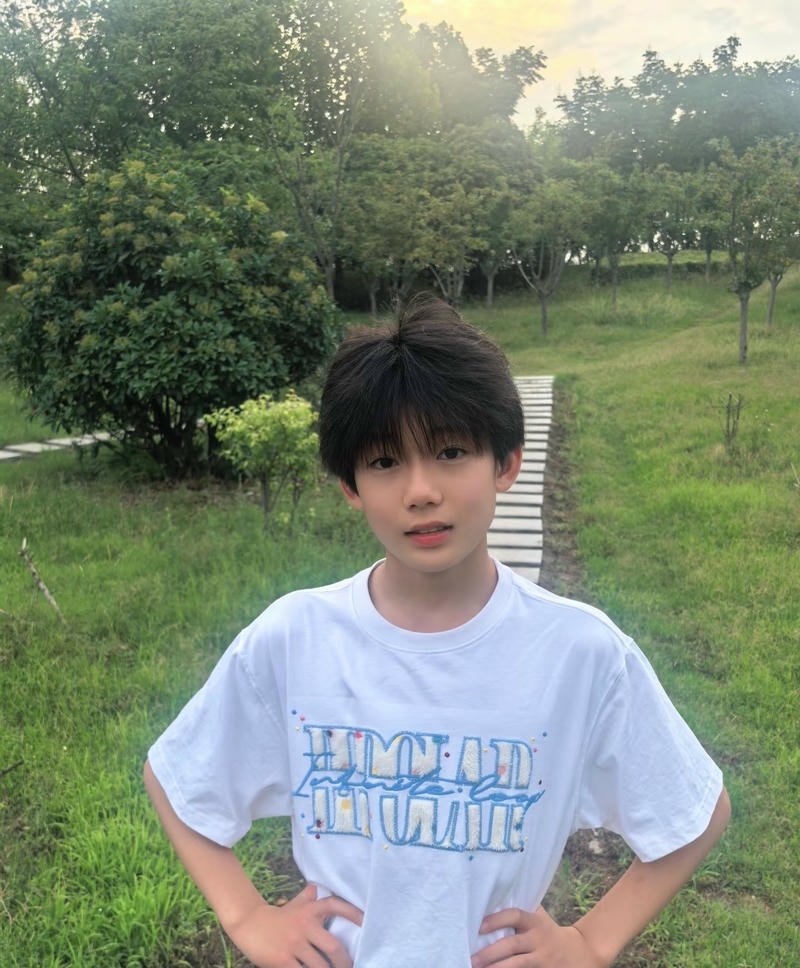 Nét hồn nhiên trai đẹp 13 tuổi trong hình nền