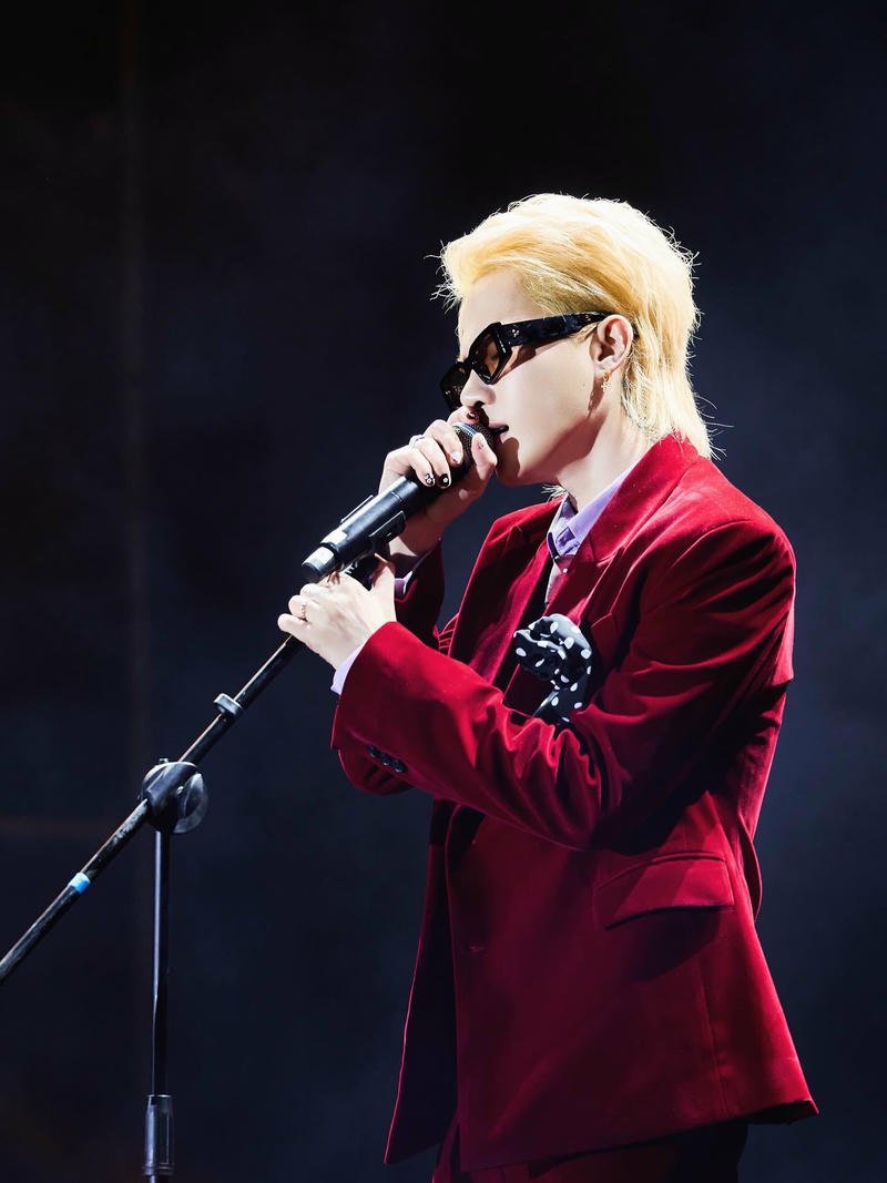 Nét lãng tử nổi bật trong hình nền Jack J97 trên sân khấu