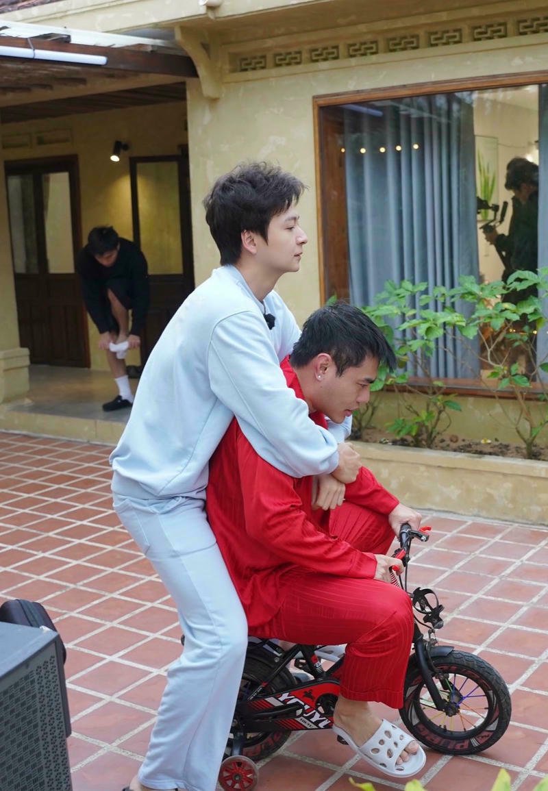 Nét năng động của Ngô Kiến Huy trong ảnh nền