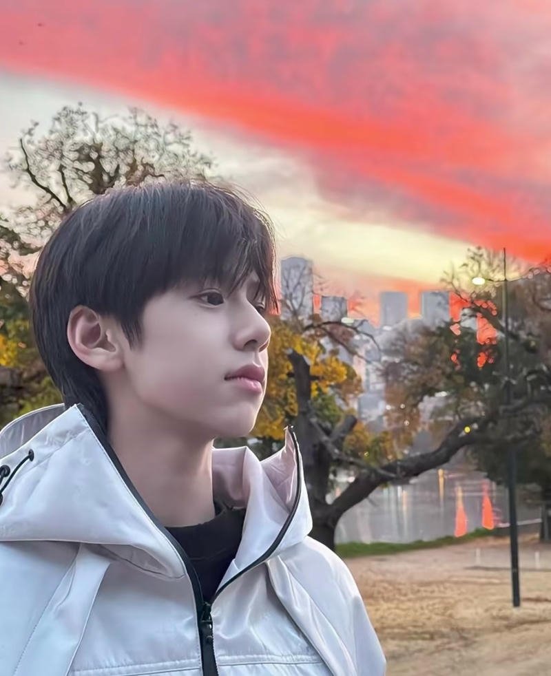 Nét ngây thơ trai đẹp 13 tuổi hợp hình nền