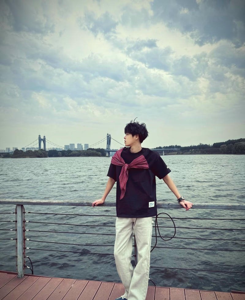 Nét ngây thơ trai đẹp 13 tuổi nền điện thoại