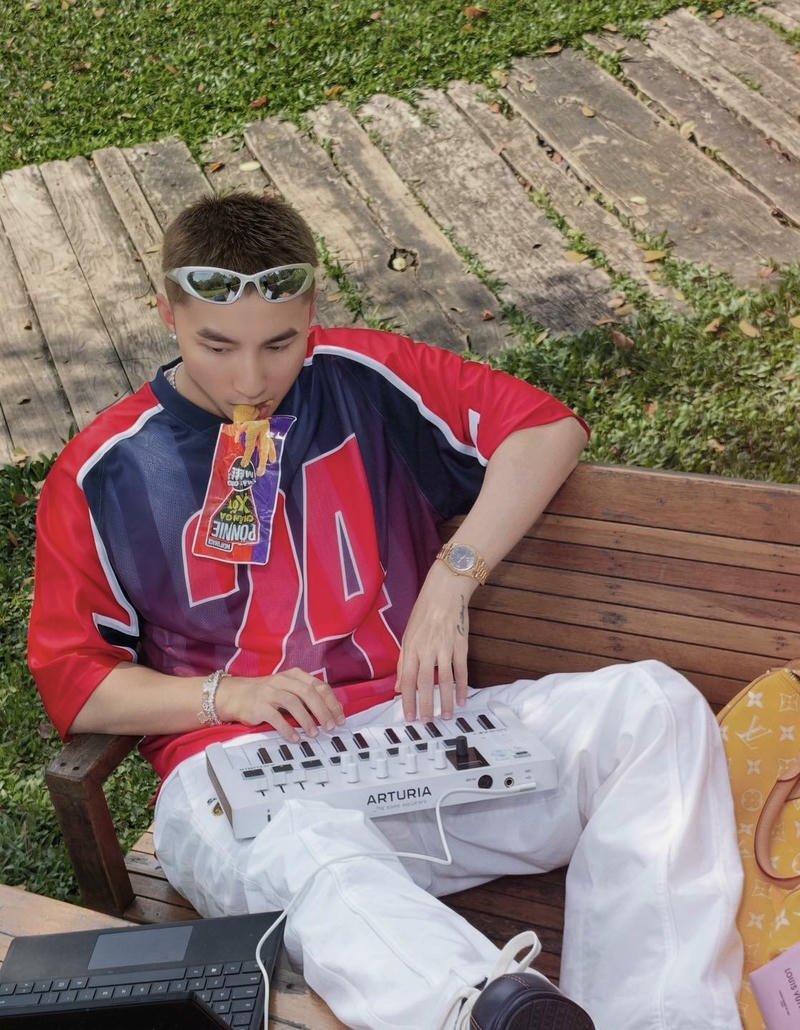 Nét phong trần Sơn Tùng MTP trong nền đẹp