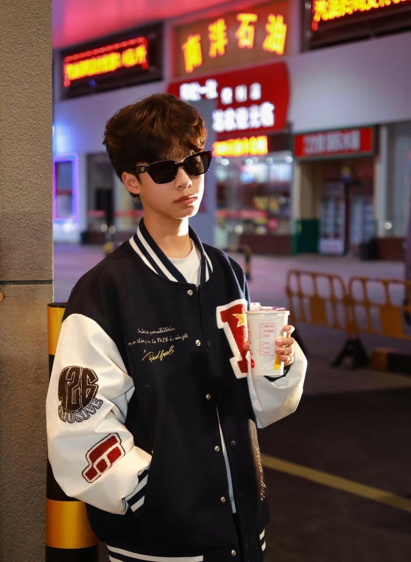 Nét trẻ trung trai đẹp 13 tuổi trong nền đẹp