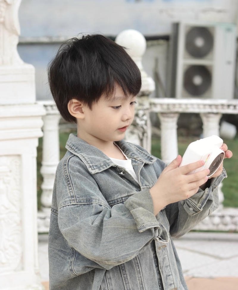 Nụ cười hồn nhiên khiến ảnh bé trai đáng yêu cuốn hút