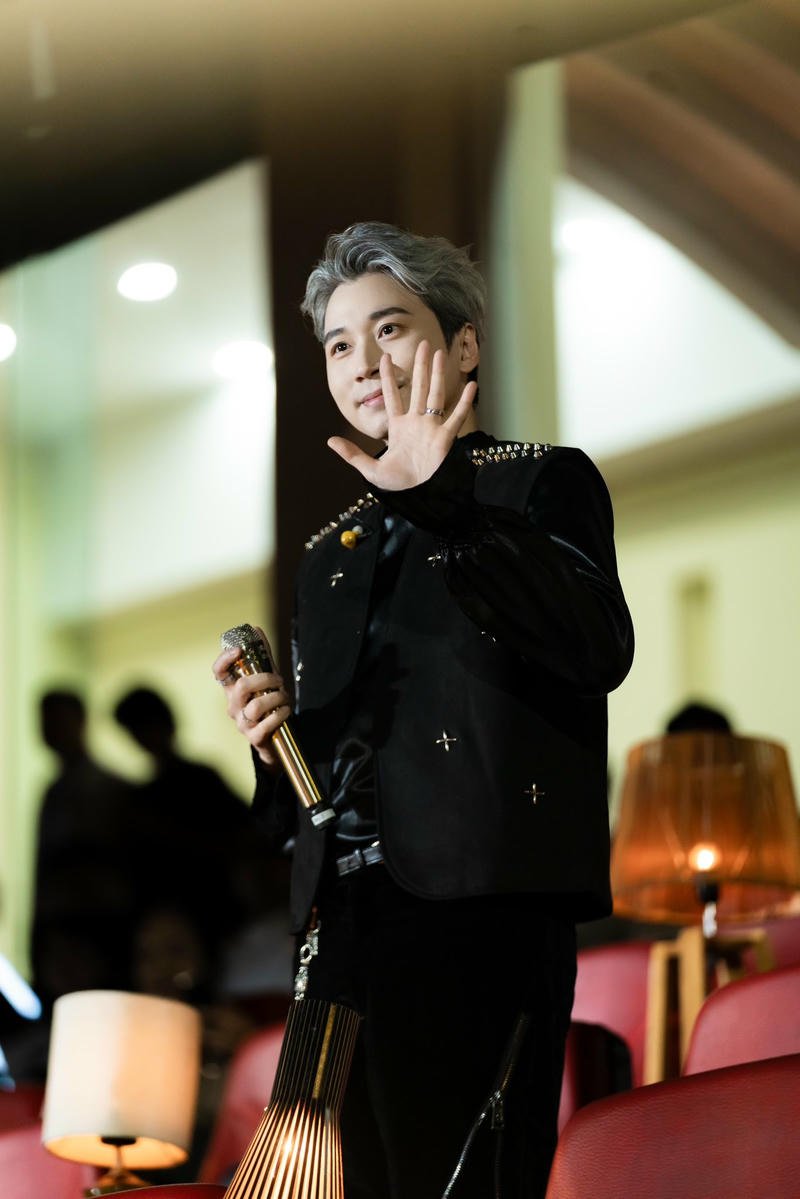 Nụ cười nhẹ của Karik trong hình nền Karik sân khấu