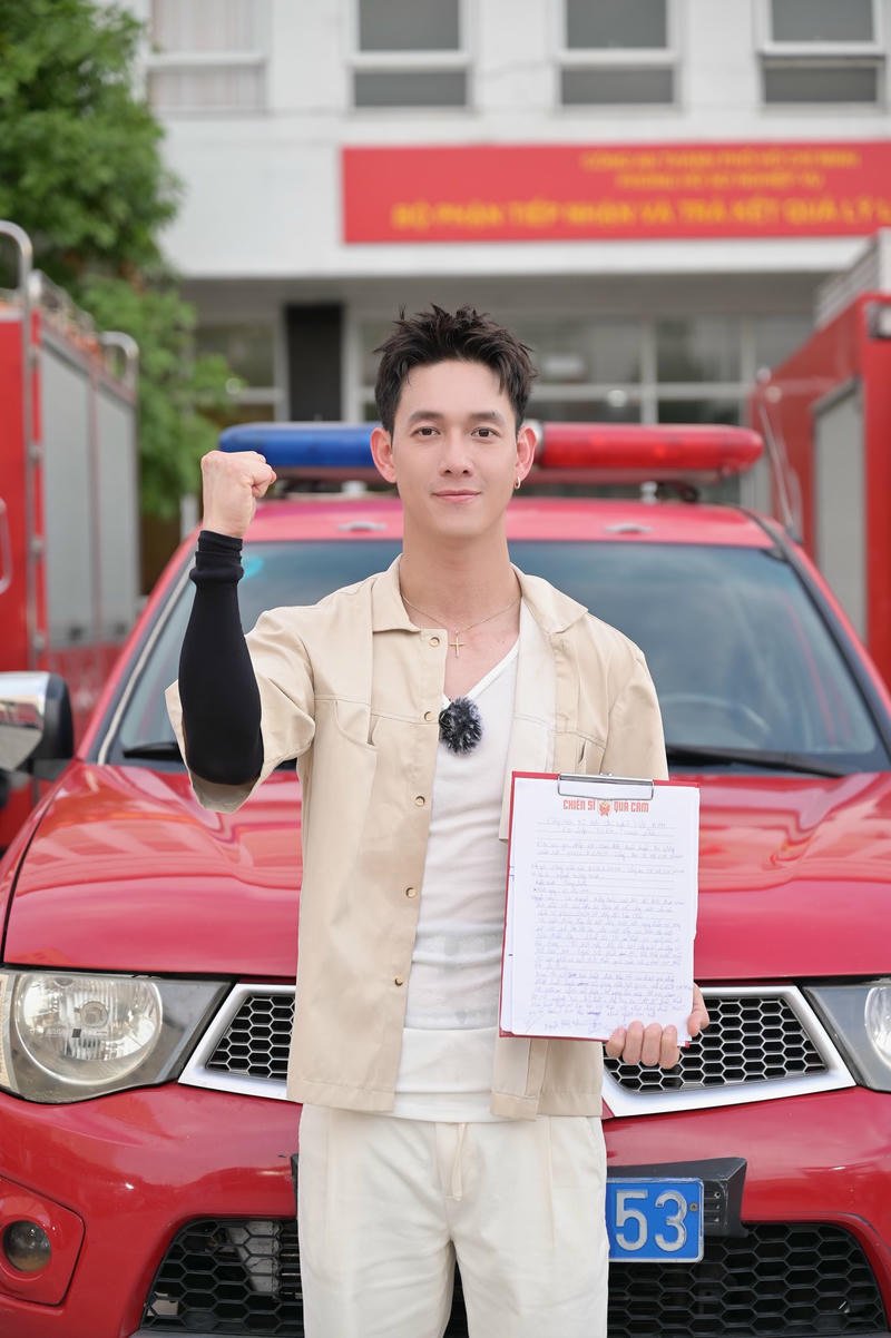 Nụ cười nhẹ của Song Luân tạo cảm giác nền dễ chịu