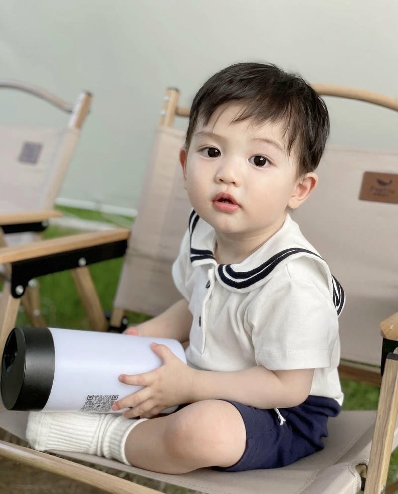 Nụ cười nhẹ nhàng làm ảnh bé trai đáng yêu dễ chịu