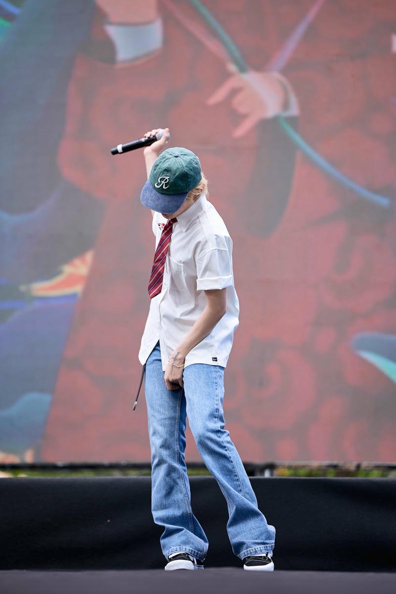 Nụ cười nhẹ trong hình nền Jack J97 trên sân khấu