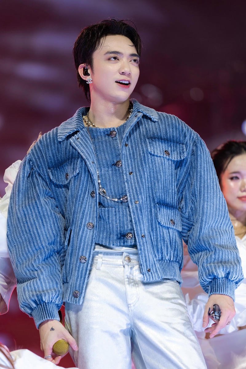 Nụ cười nhẹ trong hình nền Soobin Hoàng Sơn trên sân khấu