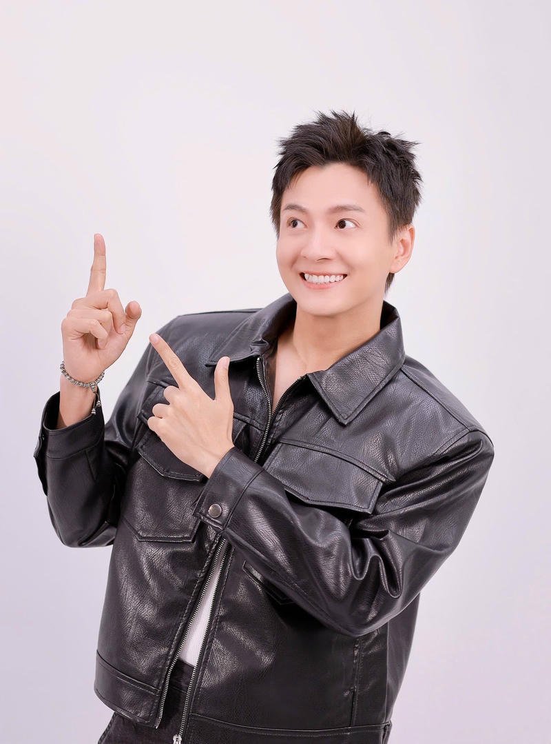 Nụ cười tươi của Ngô Kiến Huy làm ảnh nền
