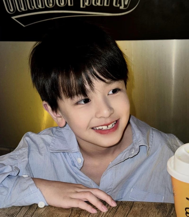 Nụ cười tươi tắn giúp ảnh bé trai đáng yêu cuốn hút