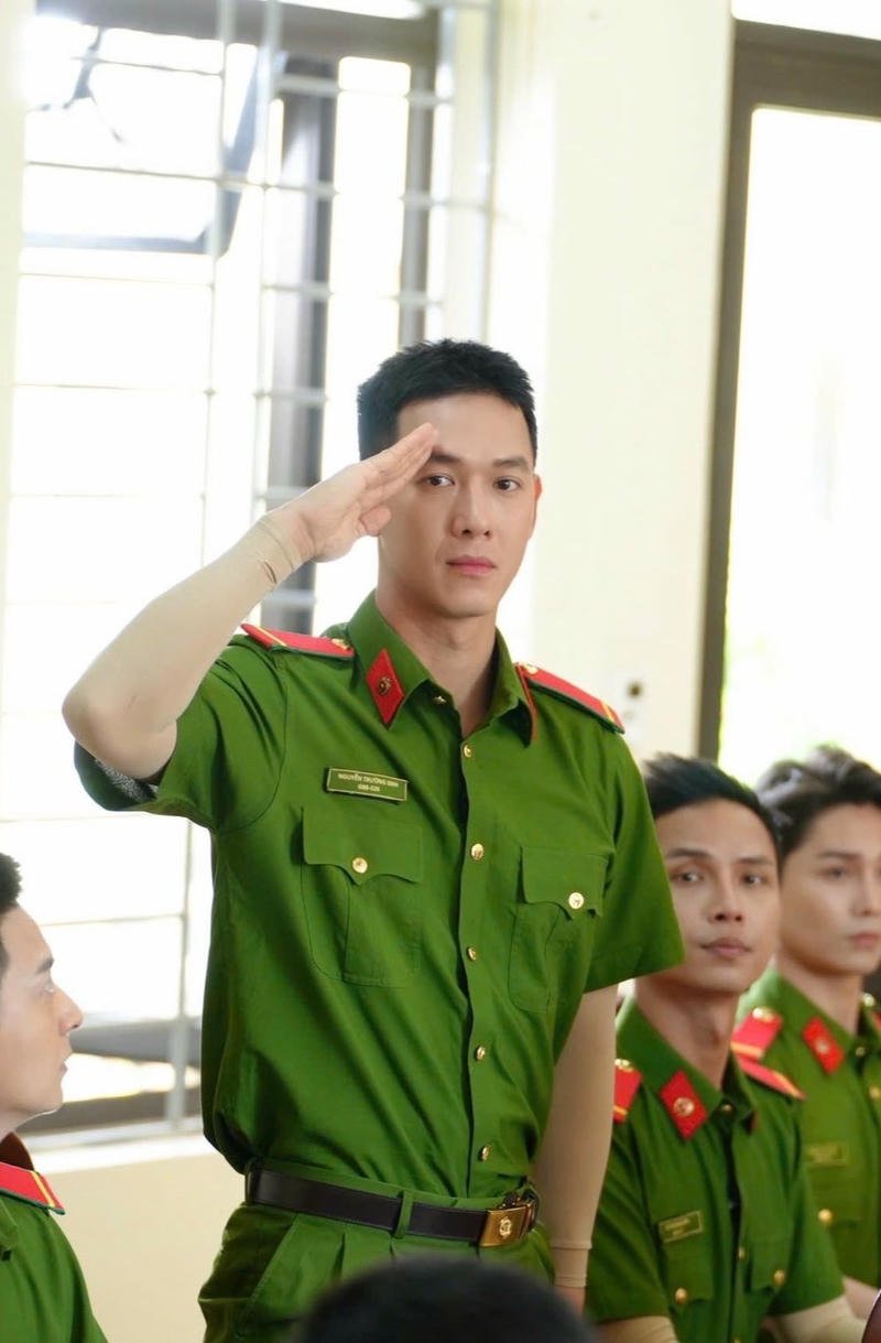 Phong thái điềm tĩnh của Song Luân làm nền ấn tượng