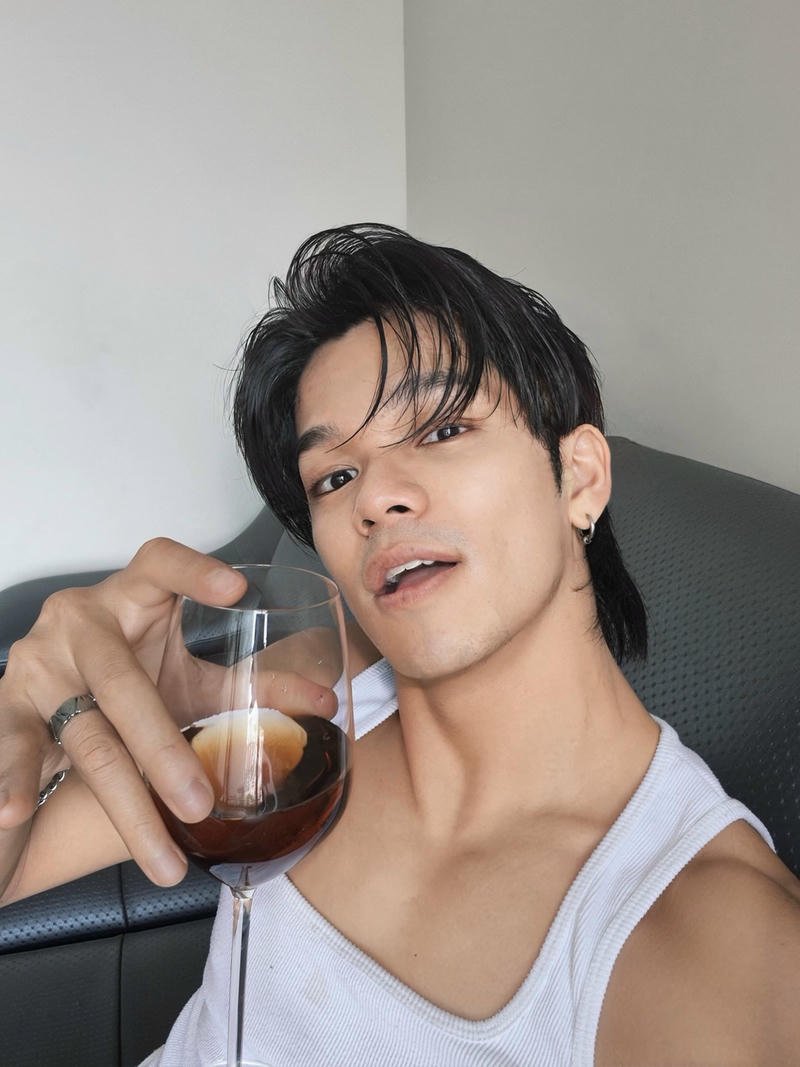 Phong thái tự nhiên Trọng Hiếu trong nền