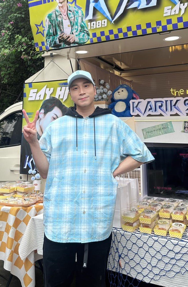 Phong thái tự nhiên của Karik trong hình nền Karik