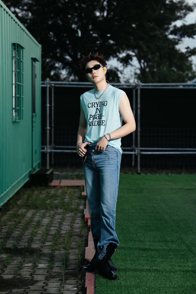 Phong thái tự nhiên xuất hiện trong hình nền Dương Domic