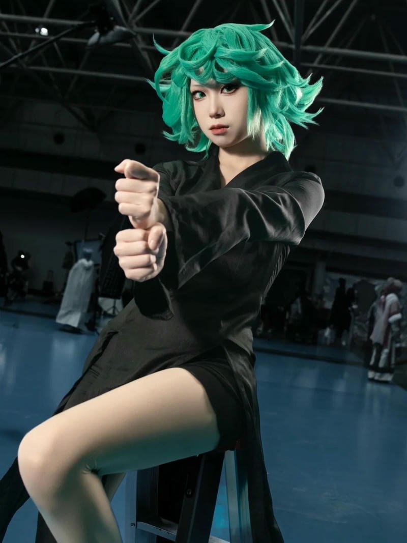 Tatsumaki cosplay thần thái lạnh lùng ánh mắt đầy quyền lực