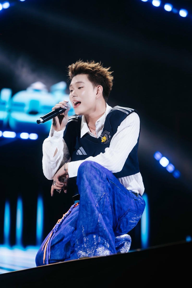 Thần thái biểu diễn nổi bật trong hình nền Dương Domic trên sân khấu