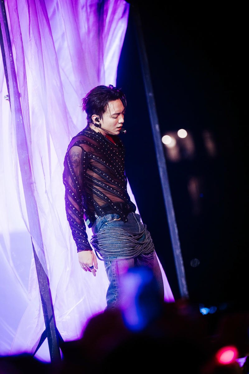 Thần thái biểu diễn nổi bật trong hình nền Soobin Hoàng Sơn