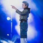 Thần thái biểu diễn trong hình nền Karik trên sân khấu